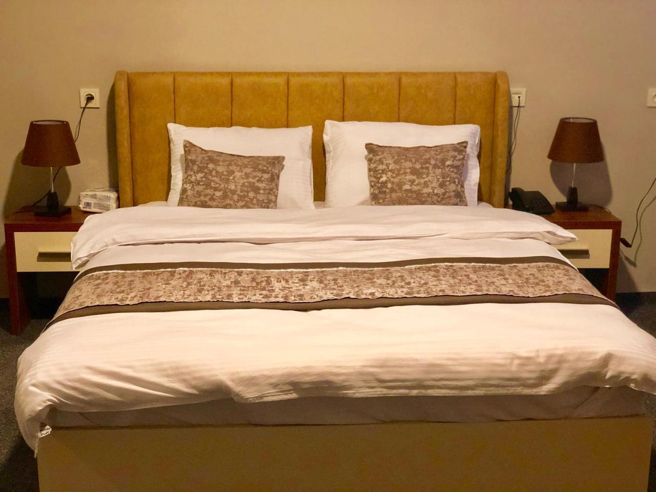 Tbili Hotel Tbilisi Buitenkant foto